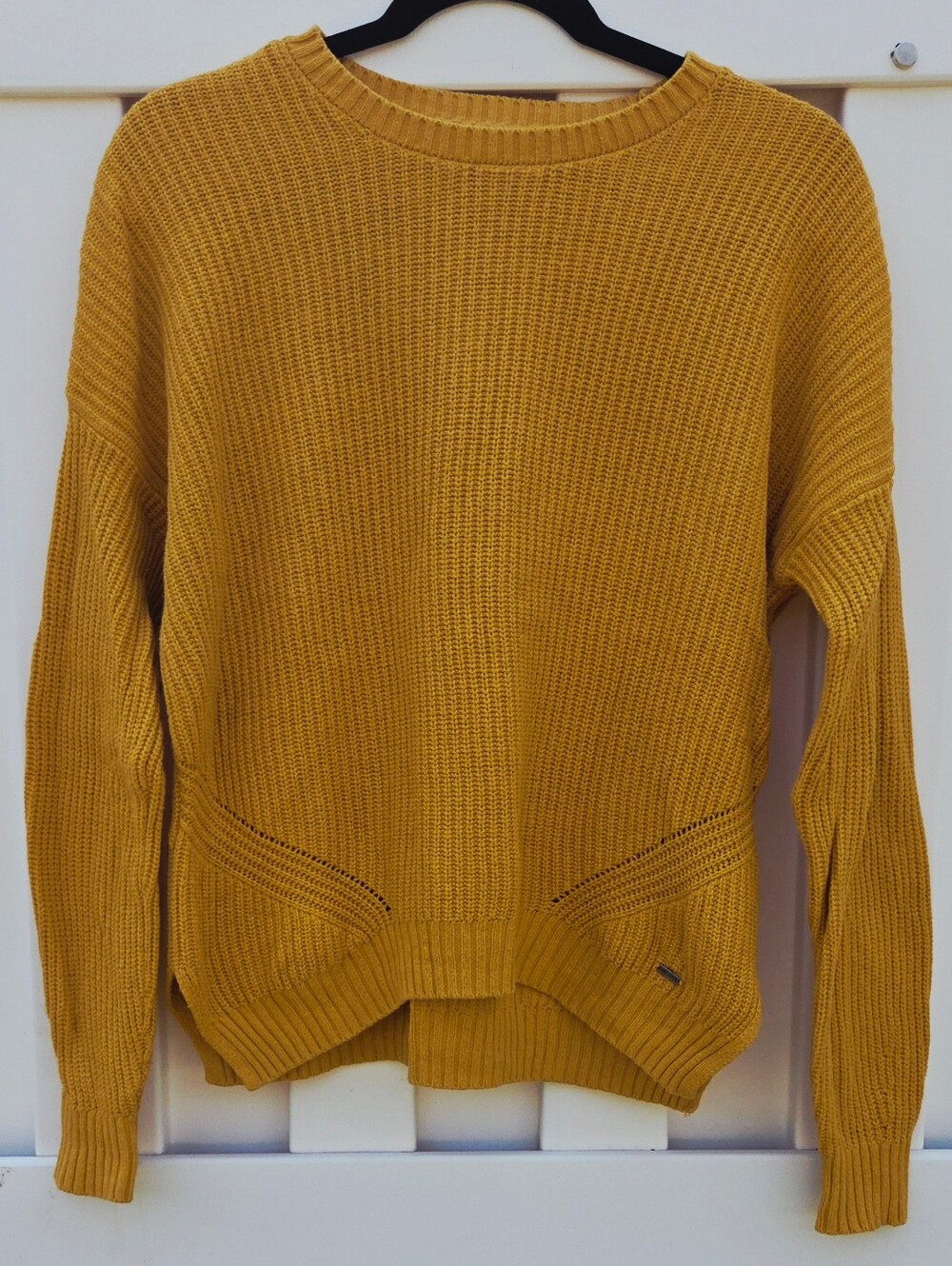 Hollister Women's Yellow Knit Pullover Sweater Size Small. Fall